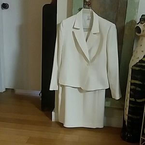 Le Suit size 10 P. In great pre-owned condition
